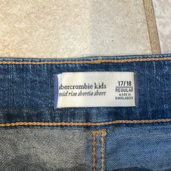 NEW! Abercrombie Kids Mid-Rise Shortie Denim Shorts 17/18 Girls - Picture 2 of 7